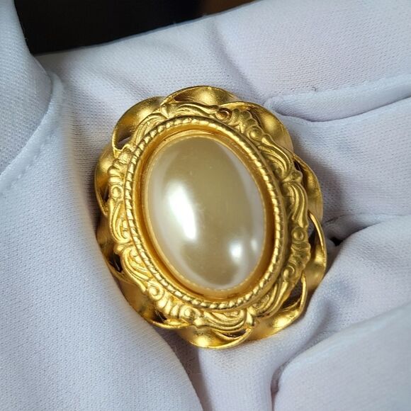 Brooch Vintage Matte Gold Tone Faux Pearl Oval Brooch #0174 - Picture 8 of 10